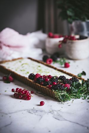 Lime pie with berries