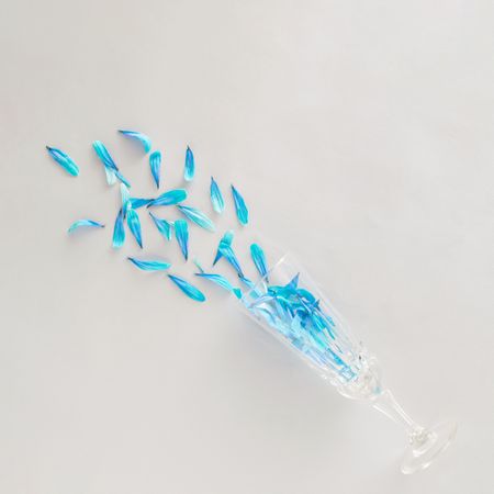 Crystal champagne glass with blue petals