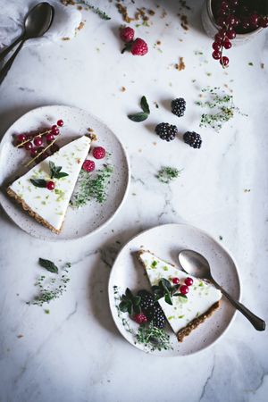 Lime pie with berries