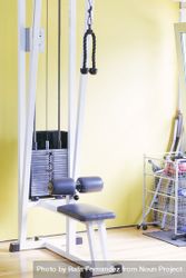 Picture of pull down machine with tricep rope in gym 5oL2x4