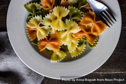 Top view of boiled farfalle pasta in a bowl 4MGxpa