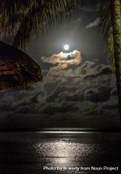 Bright full moon above the Indian Ocean 0LW7gb
