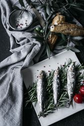 Fish with spices and bread