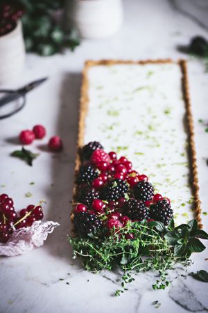 Lime pie with berries