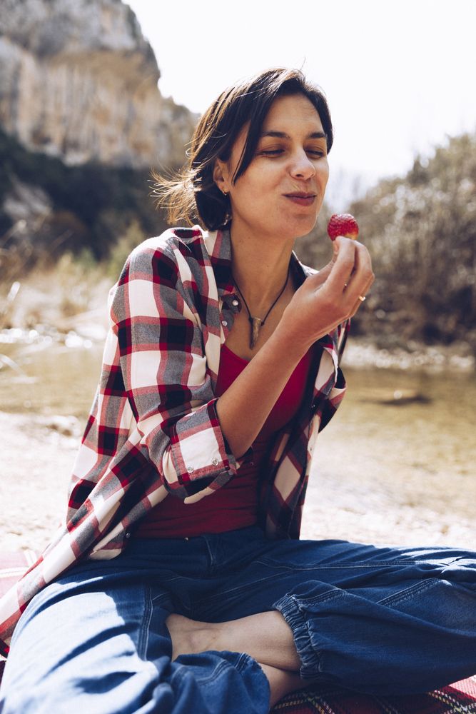 Couple spending picnic on shore in cliffs