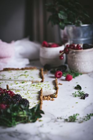 Lime pie with berries