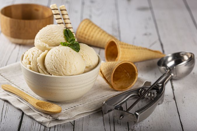 Bowl with vanilla ice cream balls.