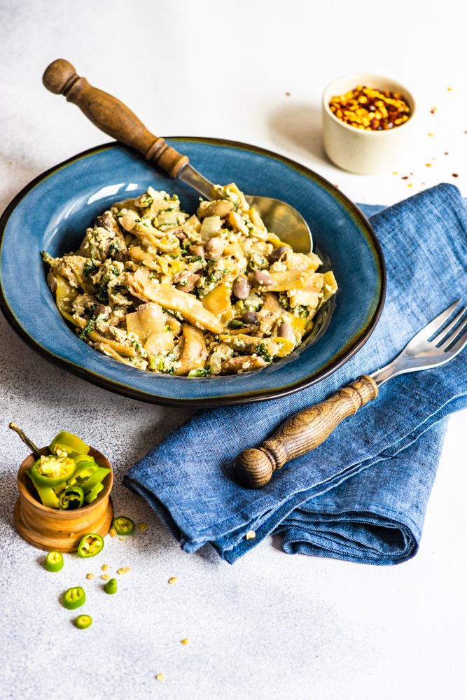 Georgian lobio dish, served in blue bowl