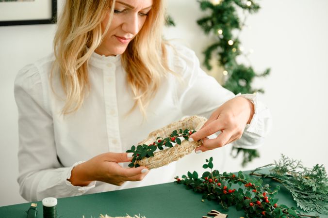 Making christmas wreath at home