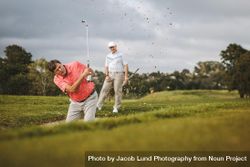Older male golfer playing golf on the course 4Oa370
