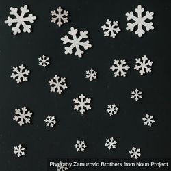 Creative pattern made of snowflakes on dark chalkboard 43agx0