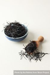 Bowl and scoop of hijiki seaweed bxleXb