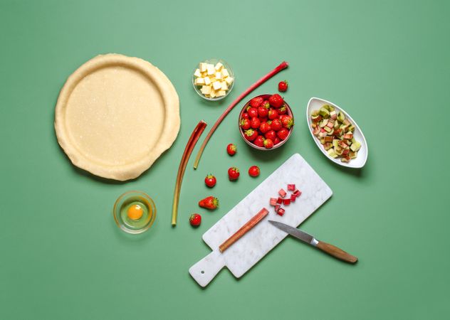 Strawberries and rhubarb pie ingredients