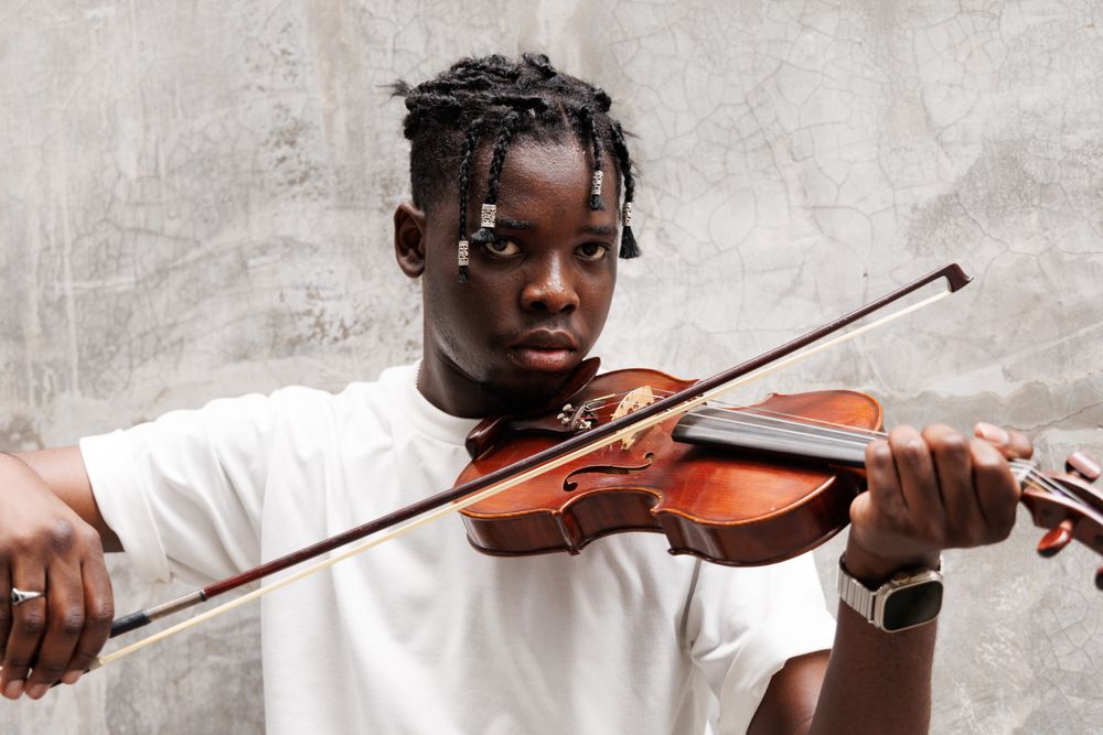 Black male violinist