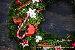 Top view of Christmas wreath with candy cane, cinnamon and stars 5oRq80