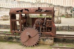 Mechanism on rails with belt from engine