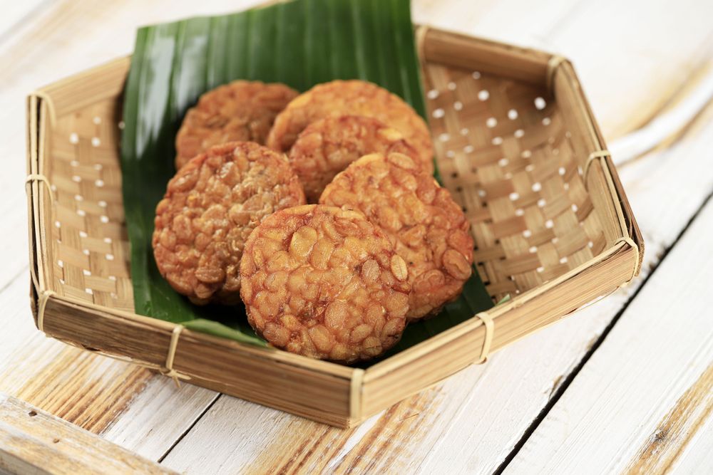 Hexagonal plate of round tempeh