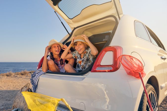 Kids inside the trunk of the car making jokes while touching the