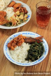 Nasi warteg, Indonesian meal with fried chicken and greens, served with tea 0KjXMb