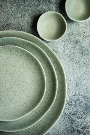 Round geometric plates and small bowls