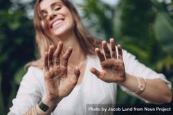 Female gardener showing her dirty hands with soil and earth 4d7kl5