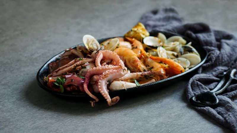 Plate with octopus, oysters and shrimps napkin