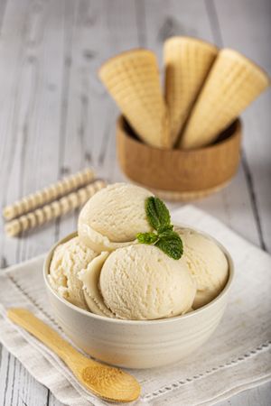 Bowl with vanilla ice cream balls.
