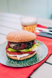 Cheeseburger with lettuce and tomato