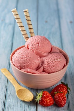 Bowl with strawberry ice cream balls.