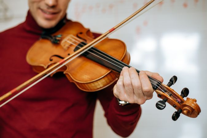 Man playing violin in studio