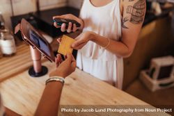 Customer paying the bill using a credit card at a cafe 47KMP4