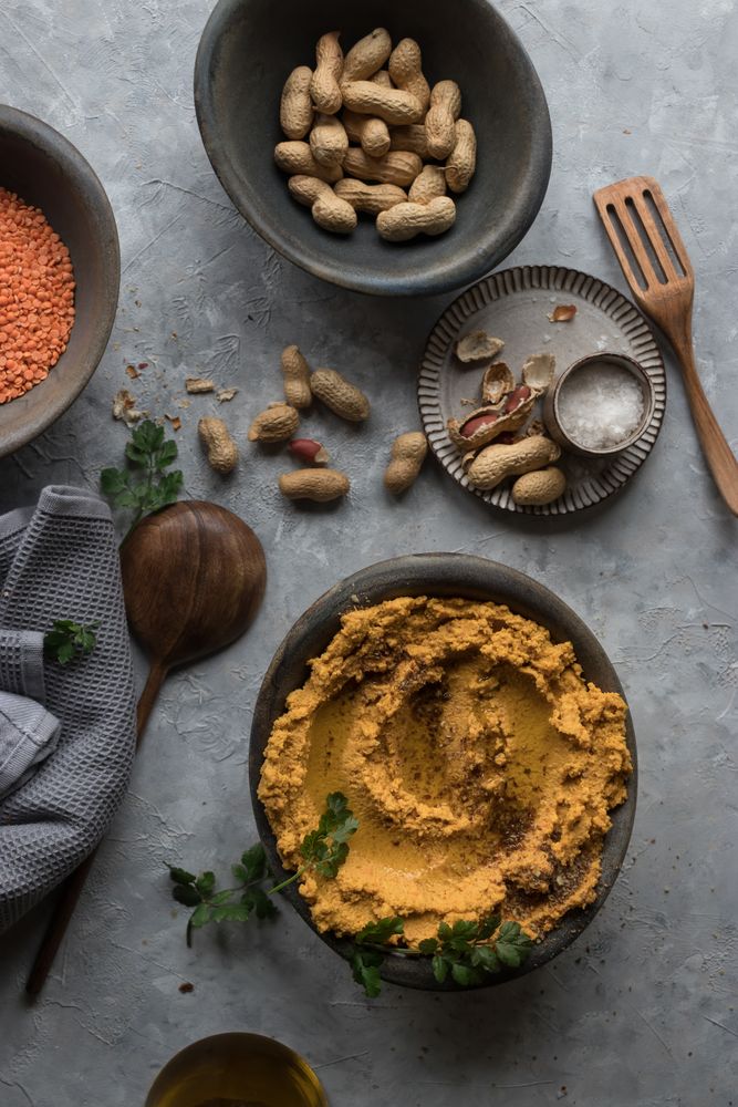 Lentil hummus with carrot and peanuts