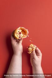 Woman hands holding a muffin 0v72R5