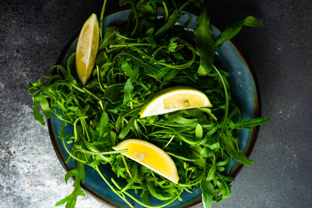 Rocket salad with lemon slices