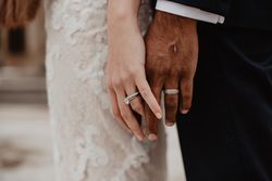 Cropped image of bride's and groom's hand with wedding rings 5av984
