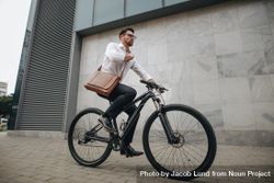 Side view of an entrepreneur commuting to office on a bike 4366g5