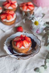 Custard and strawberry tartlets