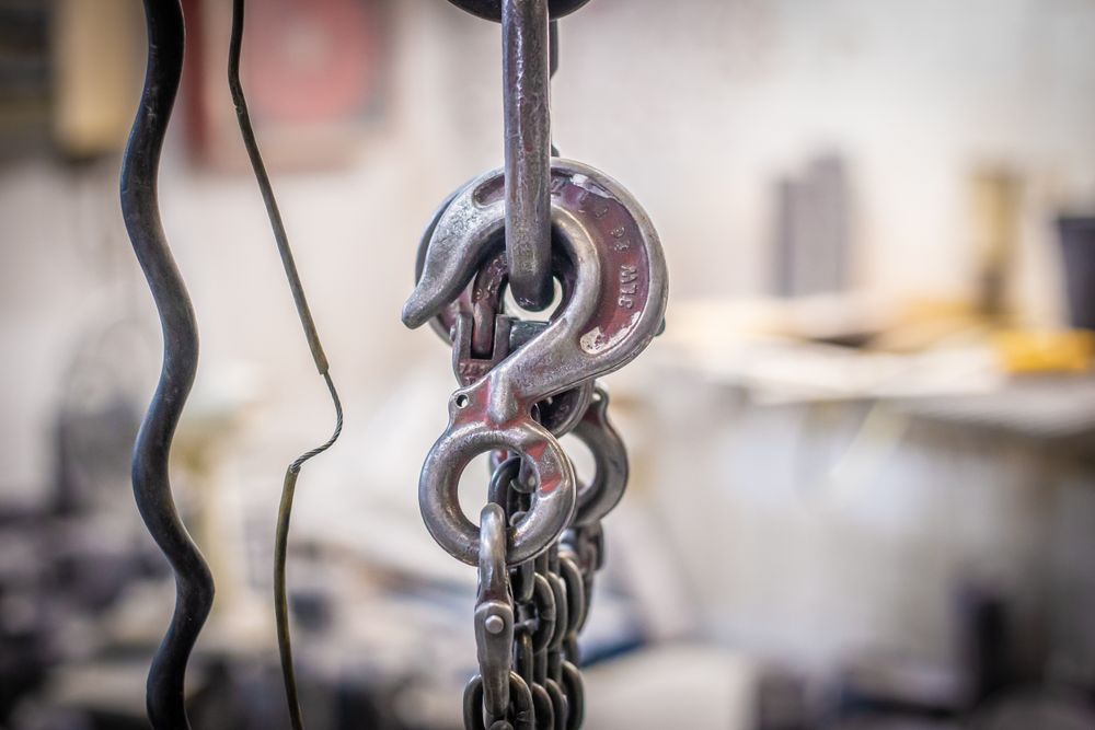 Elevator machine with steel ropes