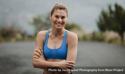 Woman athlete smiling on road 0LdPeE