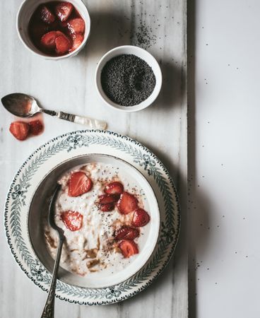 Porridge with strawberries