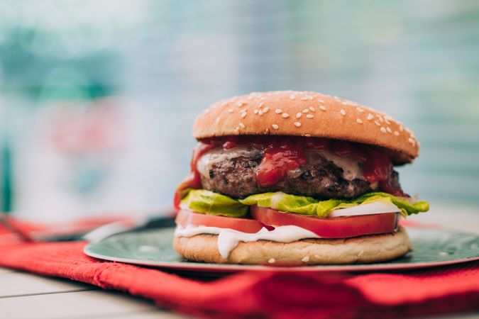 Cheeseburger with lettuce and tomato