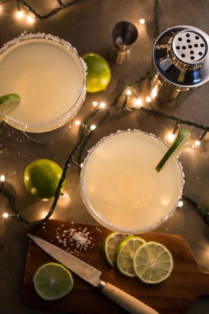 Preparing a margarita cocktail