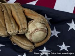 Old American Baseball and vintage glove on US Flag 49raLb