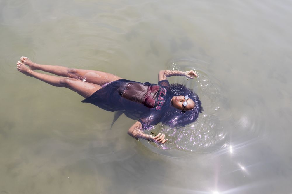 Black woman playing in a pool of water