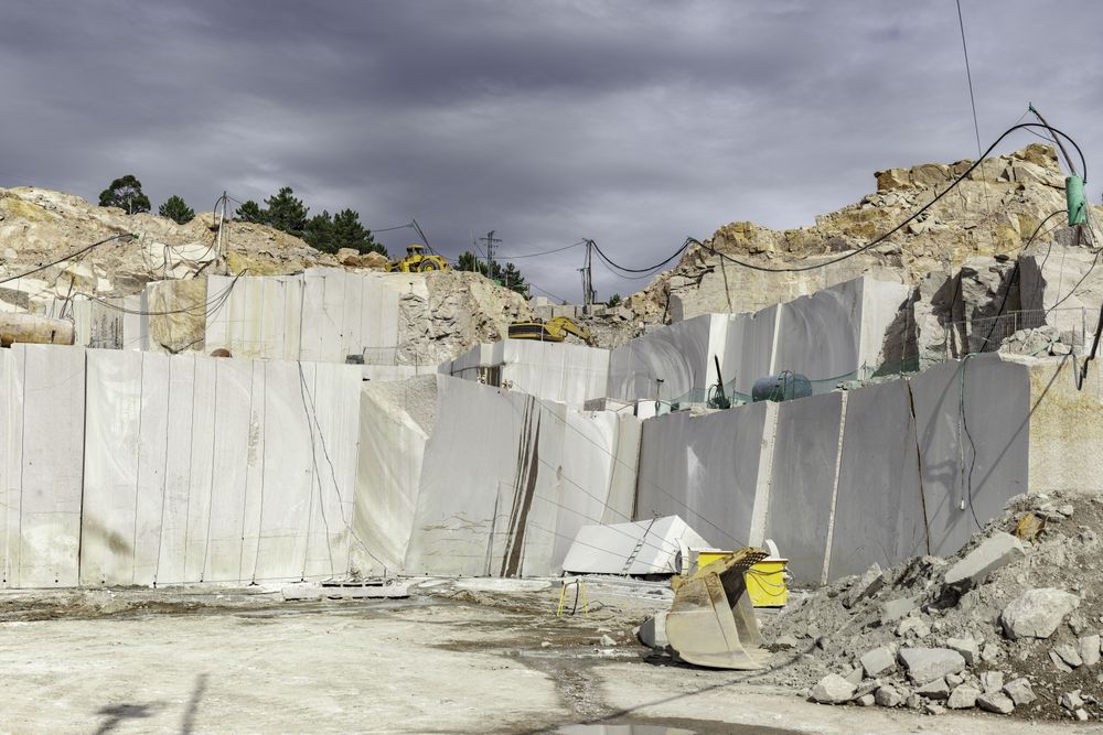 Block and heavy machinery in quarry