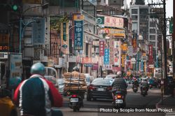 Busy street in Vietnam 0yM6j0