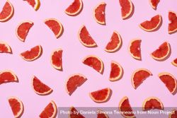 Ripe grapefruit slices pattern on pink background 4mDav5