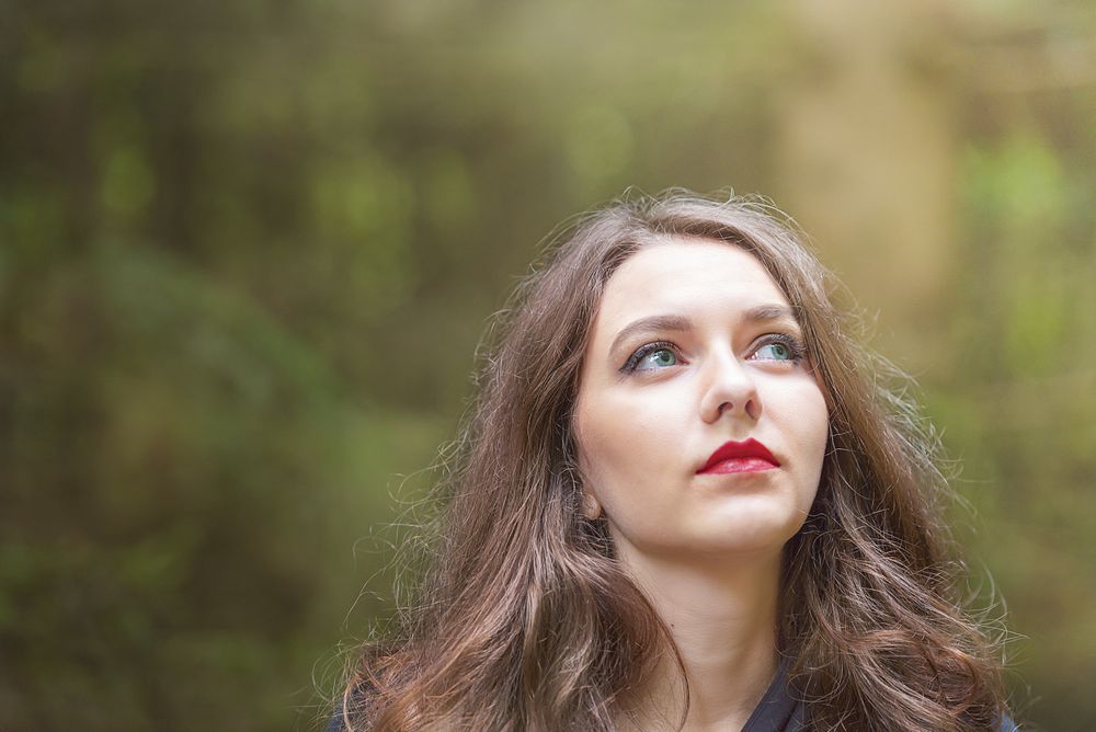 Young woman portrait under sunlight