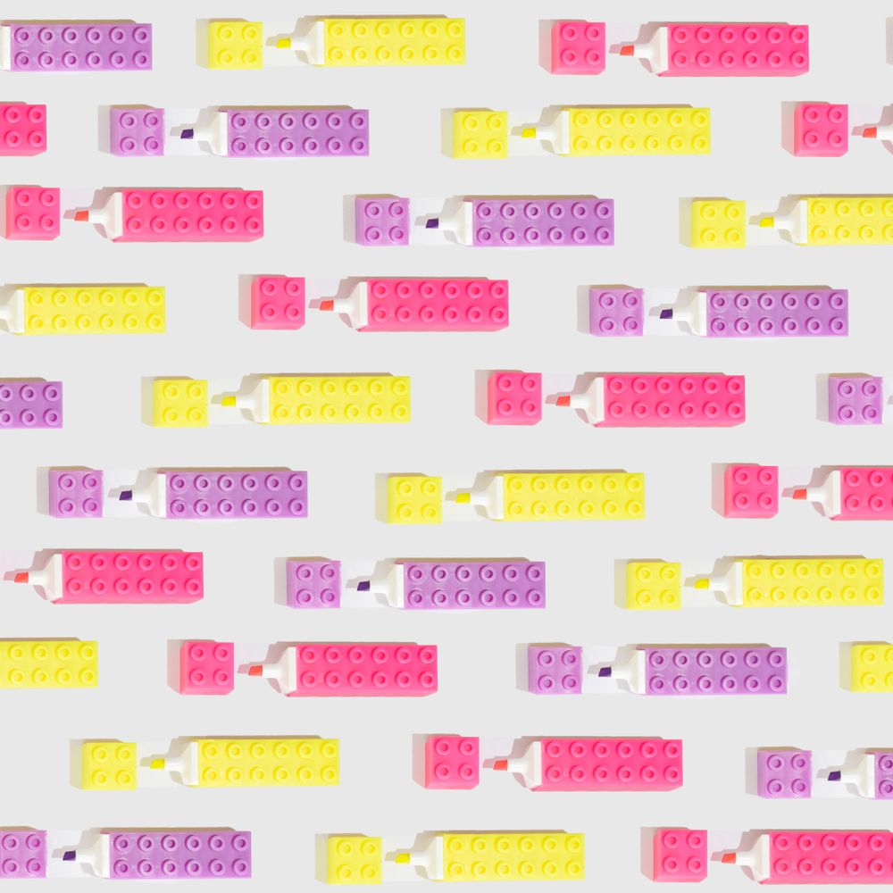 Flatlay of highlighters in pattern on plain background