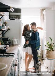 Man and woman about to kiss at home 4dk9n5